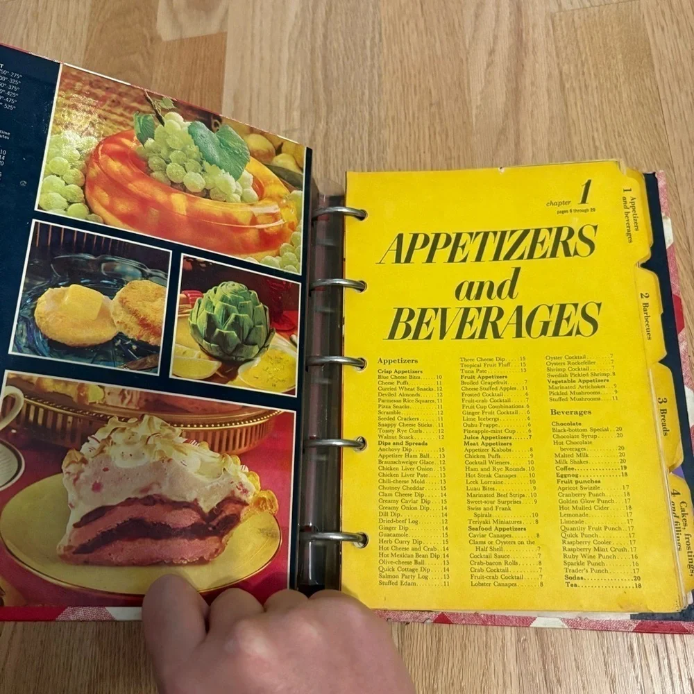 Vintage Better Homes and Gardens New Cook Book hardcover, 1976, 5 ring Binder